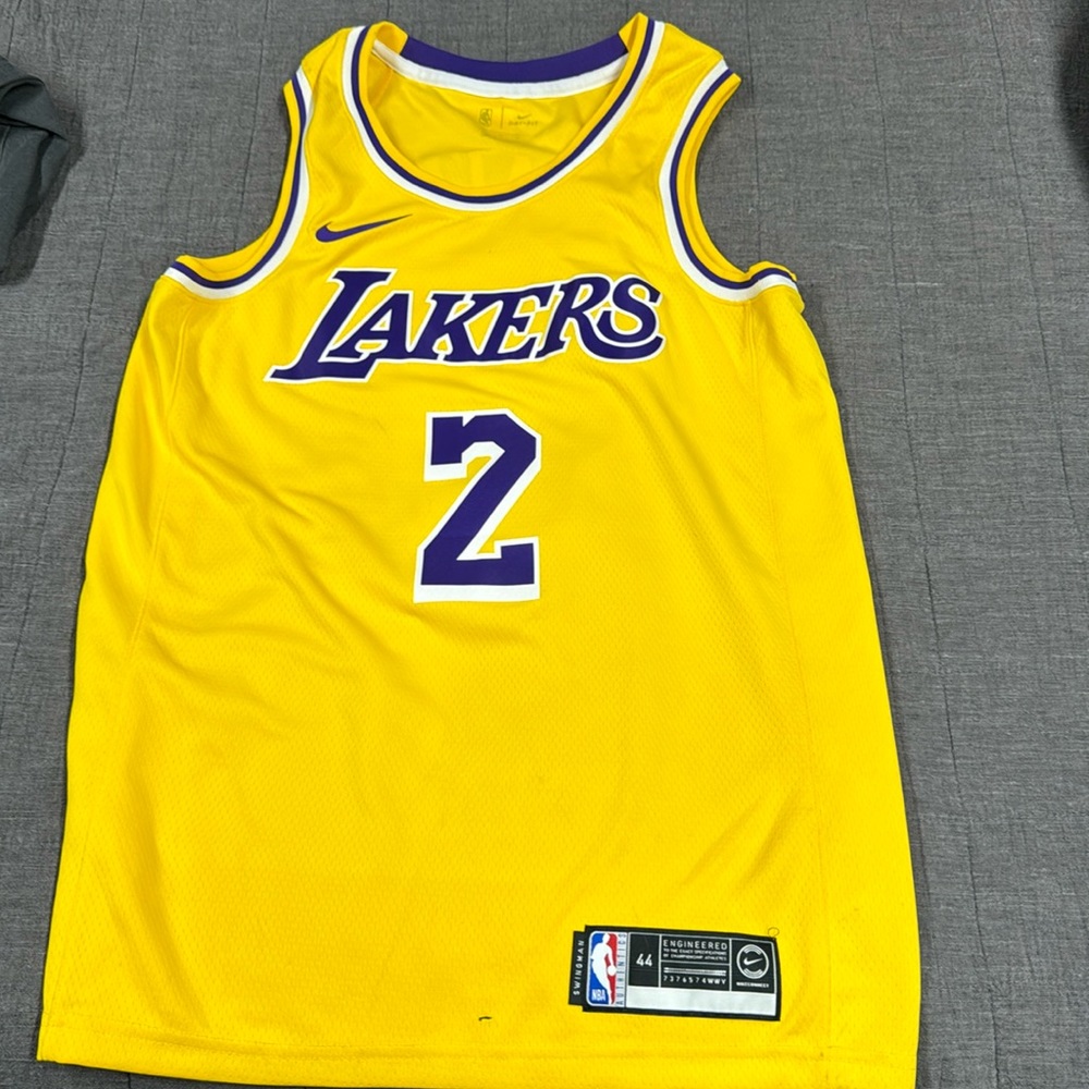 Selling a lakers lonzo ball jersey never worn